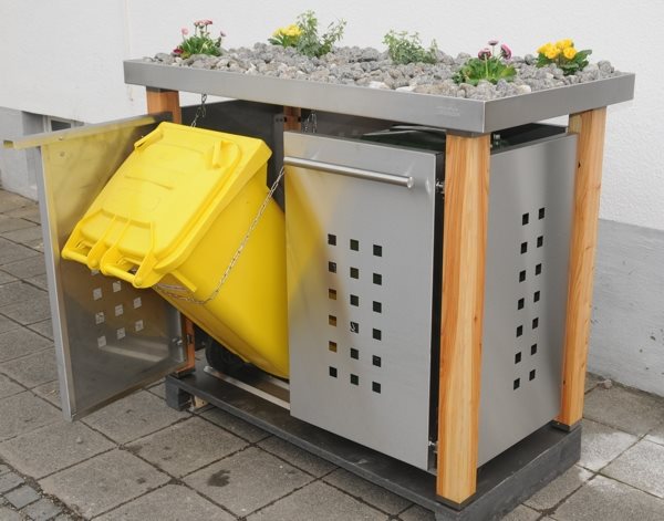 Mülltonnenbox mit Lärchenpfosten und Gründach für 2 Mülltonnen 240 Liter Mülltonne gekippt